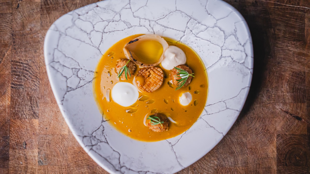 Krem kurkowy/ wędzona śmietana/ olej rydzowy / puree w panko / boczniak